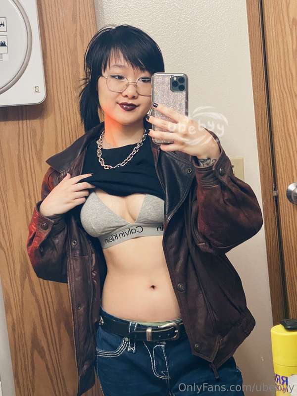 Swipe to see me strip!! >///<  1