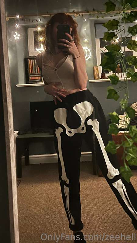 happy spooky season my loves
i would make a 'bone me' joke b..