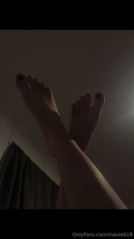 For my feet lovers, what all would you like to see me do👣😘 4