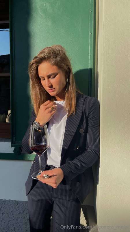 💧 “Drink water like it's wine, and you'll feel just fine.”