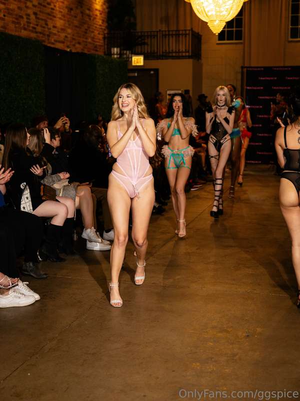 Some lingerie photos from my last show 🩷🩷 who wants to see m.. 2