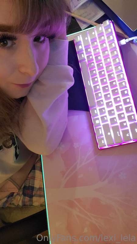 I got a new keyboard and mousepad. It suits me, doesn't it?