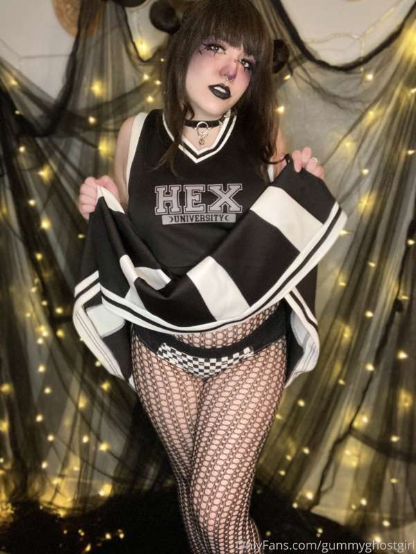 Your goth cheerleader gf wants to help you score 🖤