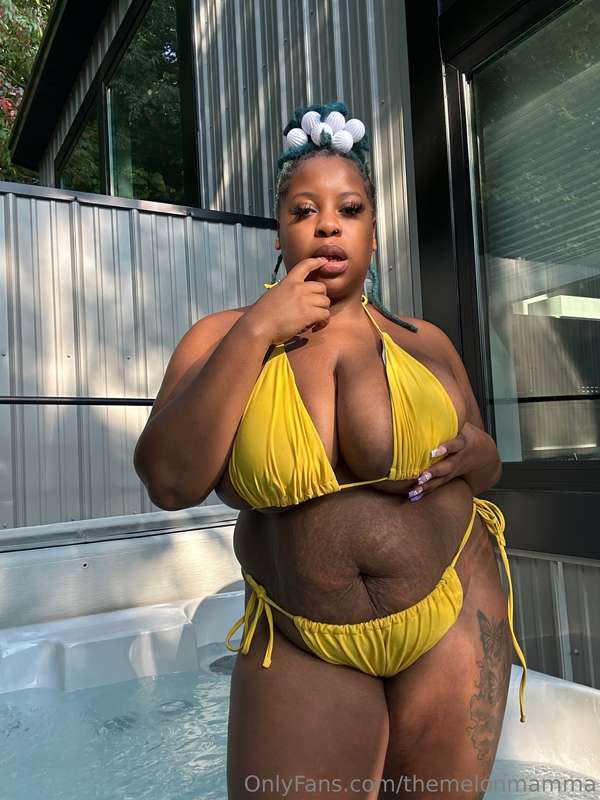 Wanting my belly rubbed 😌! If you’d rub it tip me $5 and I’l..