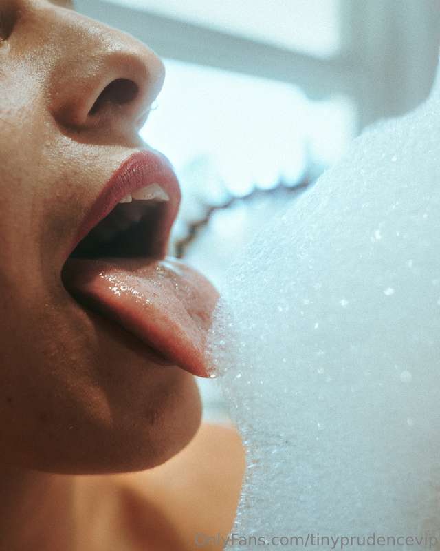 Sink bubble bath with @miniwithtattoos