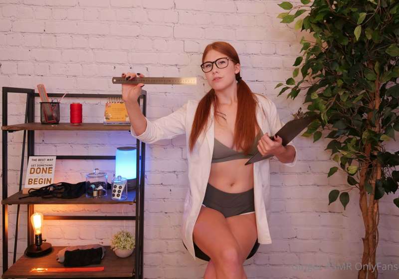 Helping me measure the elasticity of gym wear 📏😈