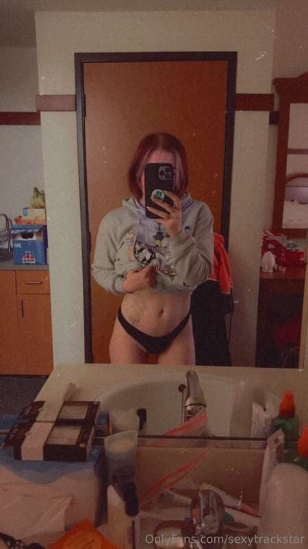 Someone message me I’m bored and horny 😽