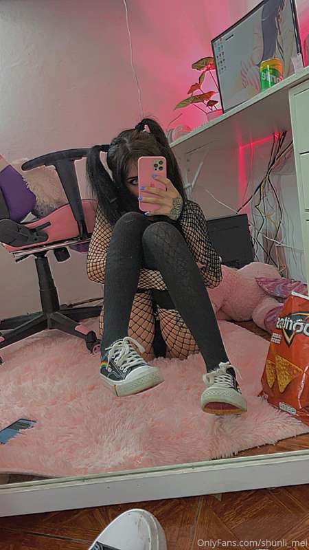 Está nena quiere excitarte, le gusta mucho que la veas con t.. 15