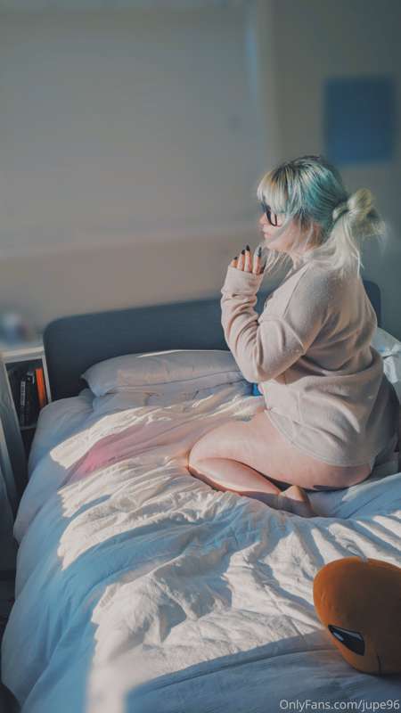 Goodmorning. Can someone come give me morning dick?🥺 2