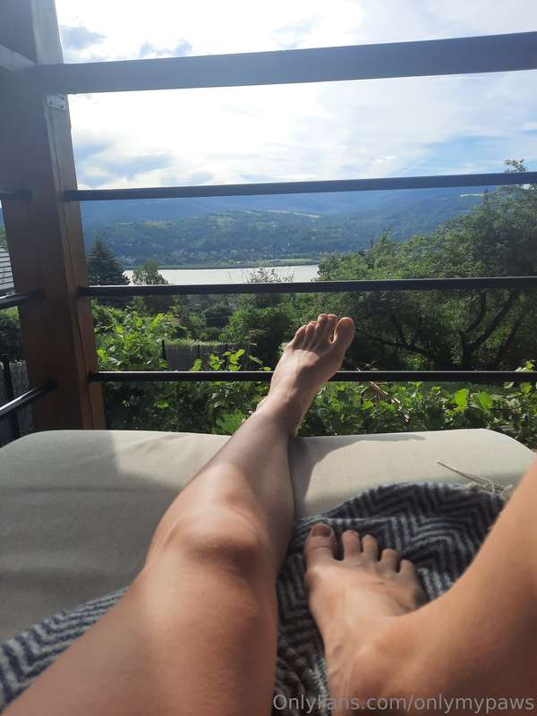 Lazy mornings. 😊👣 2