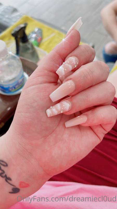 I got my nails done 🌸✨ Toenails too 😘 imma go take a cute li..