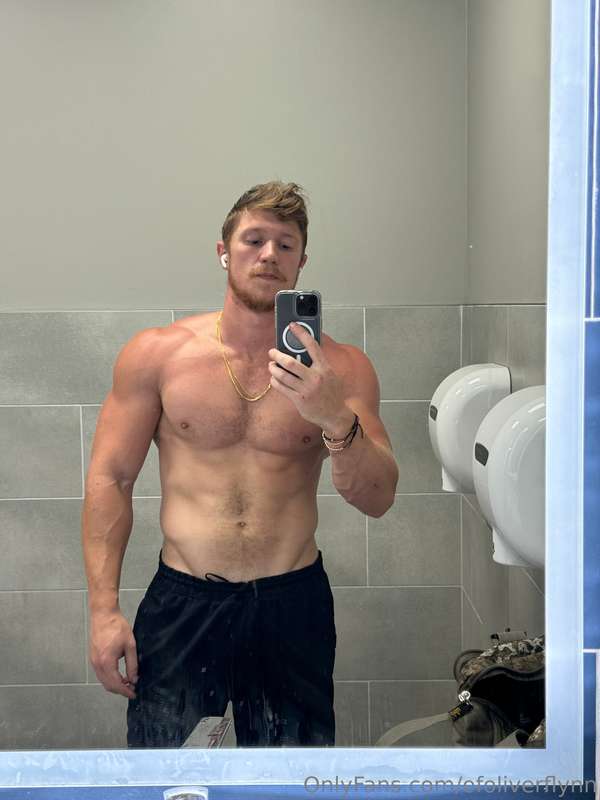 lol what do you think?? do I need more buff?? 😂💪🏼