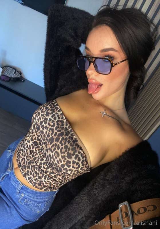 🔥 𝐒𝐓𝐎𝐏 SCROLLING 🔥 @vikki_tiny_brunette @vikki_tiny_brunette..