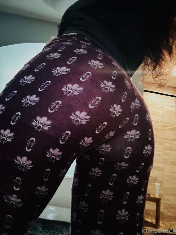 ayo why is it always these types of pants that make my lil t..