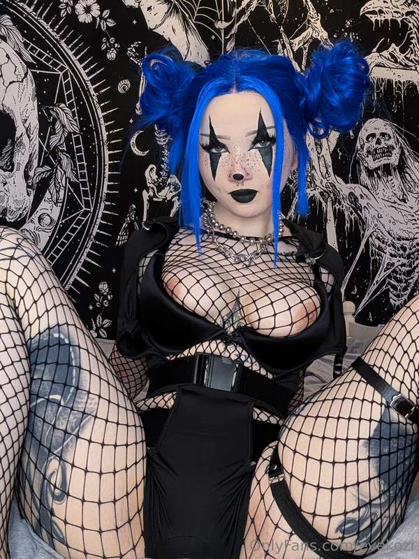 Wanna creampie this clown girl? 😏💦 2