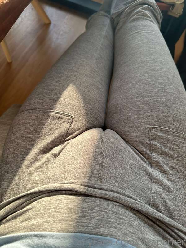 Leggings are a dangerous place for fat pussies (she loves da.. 4