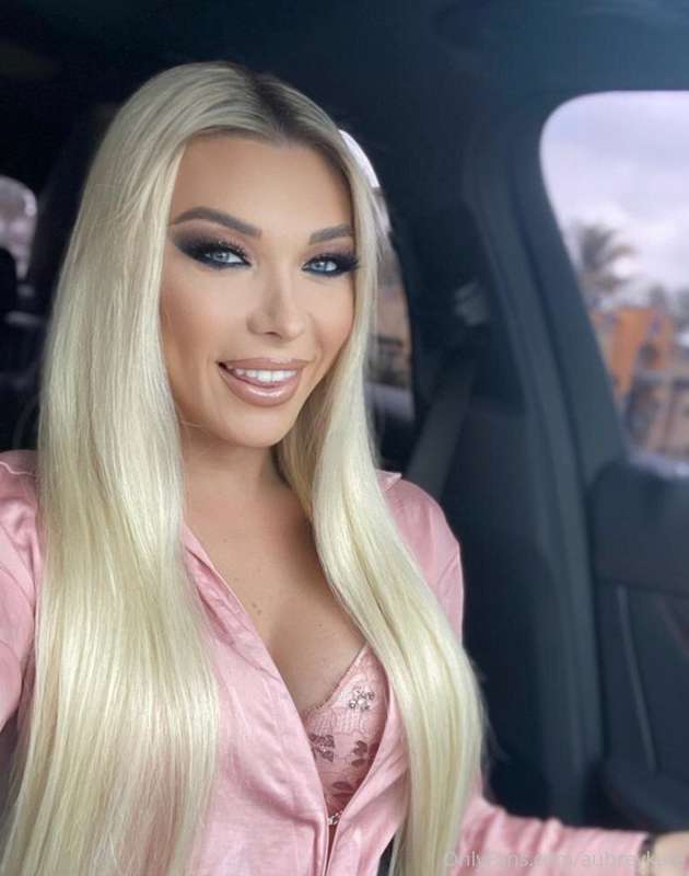 Happy hump day! Slide in my DMs baby and let’s chat 💕