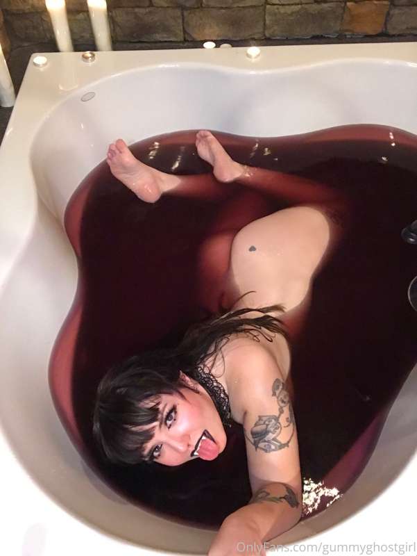 Your Countess is waiting for you to join in on this bl00d ba.. 18