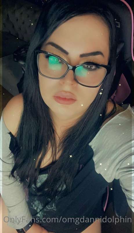 Geeky girl cock anyone?? 🐔🤓💜