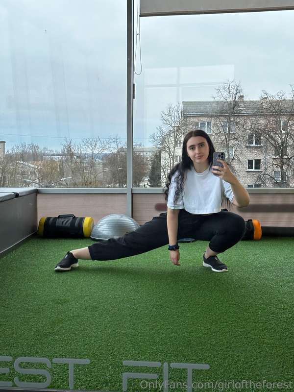 Oh my God, guys, I’m completely alone in the gym—I could sme..