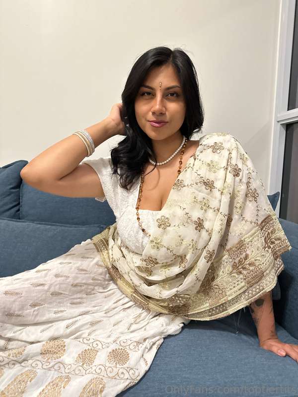 Desi Girlfriend's Secret Desire: SFW Photo Set 1

Model: @th.. 4