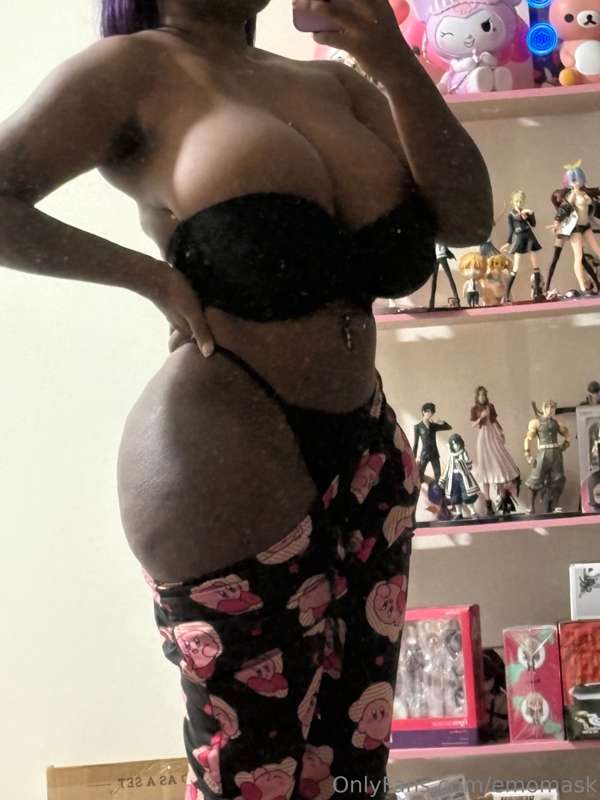why are my dms dry when my boobs and ass r this big ?