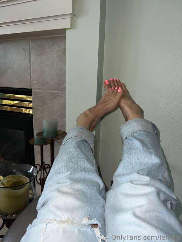 My toes need to be sucked rn 🩷💦 4