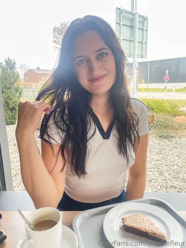 Kaffee und Kuchen… ☕️🍰✨Was wohl in meinem Kopf vorgeht, währ..