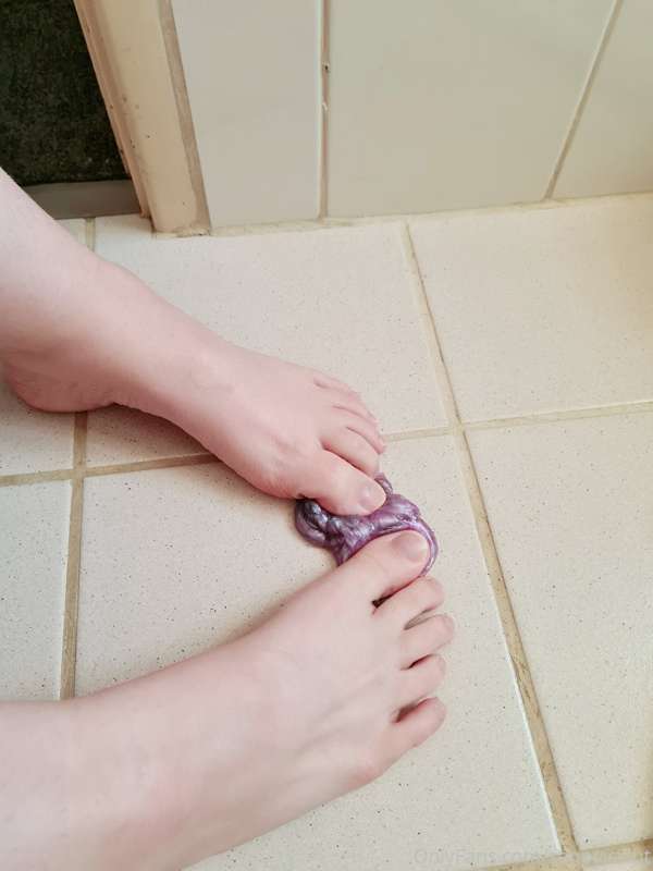Felt so good having the cold slime between my toes 😍 Makes m.. 7