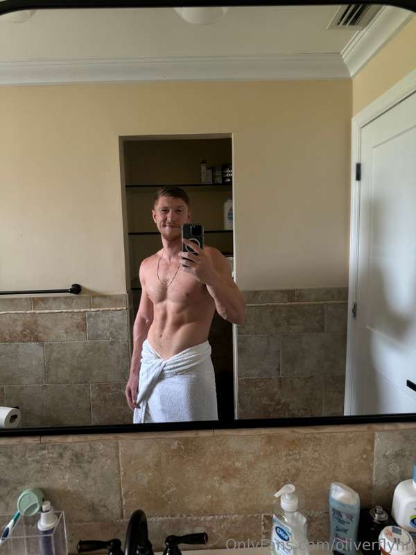 fresh out of the shower and feeling 🔥 who wants to see what ..