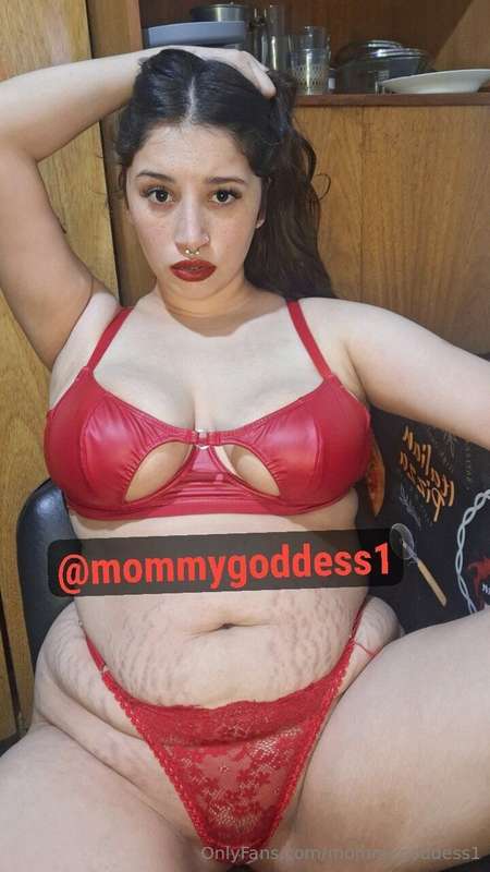 🥱 Today I feel like being worshipped and laughing at some sm..