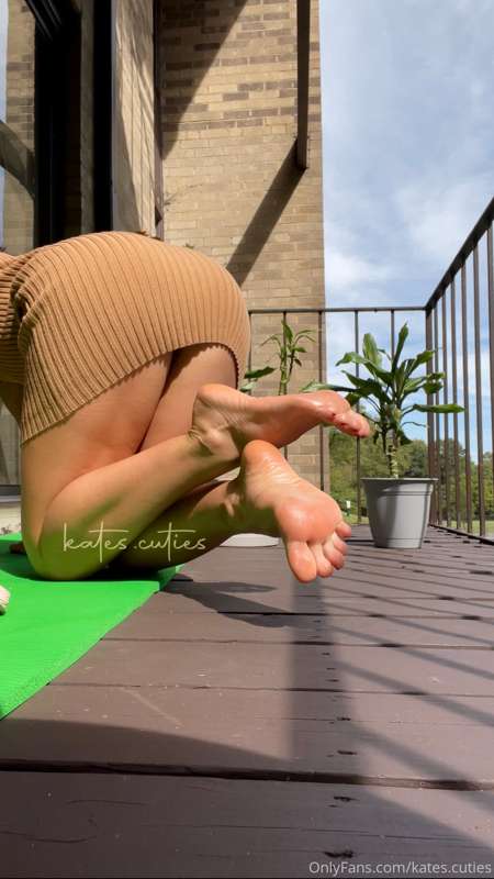 Don’t my oily soles just glisten so perfectly in the sun?🤩 s.. 1