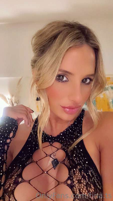 I just came from a party, I'm all very hot, help me take off..