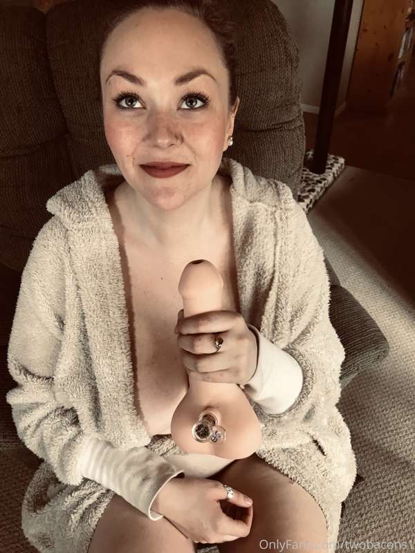Who doesn’t love a good ol dick bong 😏 don’t forget to check..
