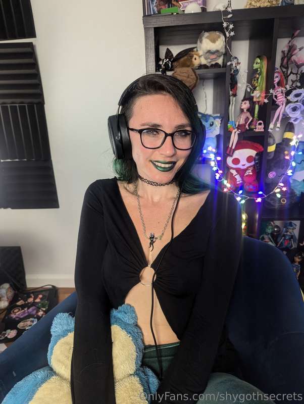 I'm live on twitch! Who's up for some Silent Hill 2?!?!Help ..