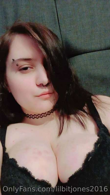 Subscribe to this bisexual Goth gamer plus size beauty  FREE..