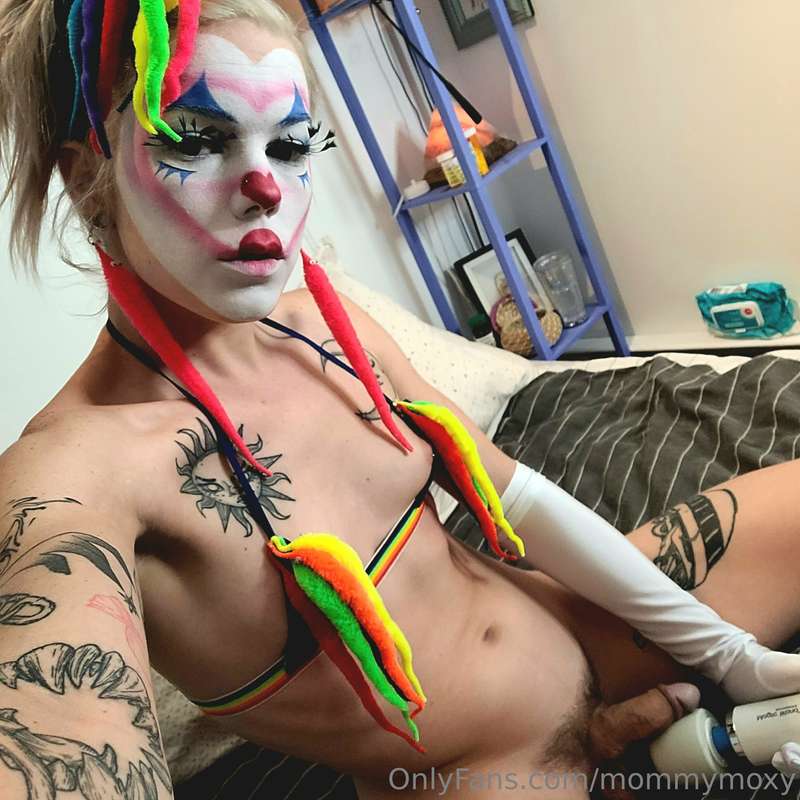 Moxy the clown cums to town thus Halloween season 🤡 hope yal.. 7