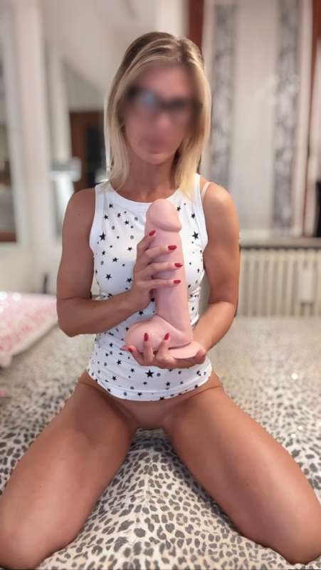 Nuovo video con il dildo gigante! Dopo essermi allenata, rip.. 4