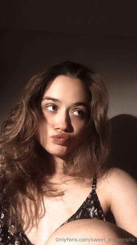 @roksalana18 is new to OF and hopes to find a real connectio..