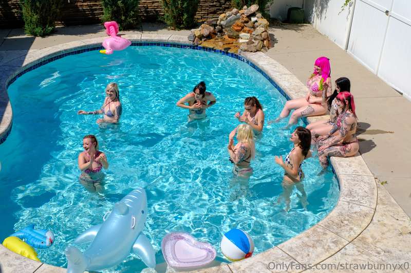 Who doesn’t love a good pool party ? @spookylilmoon @sinkiit.. 3