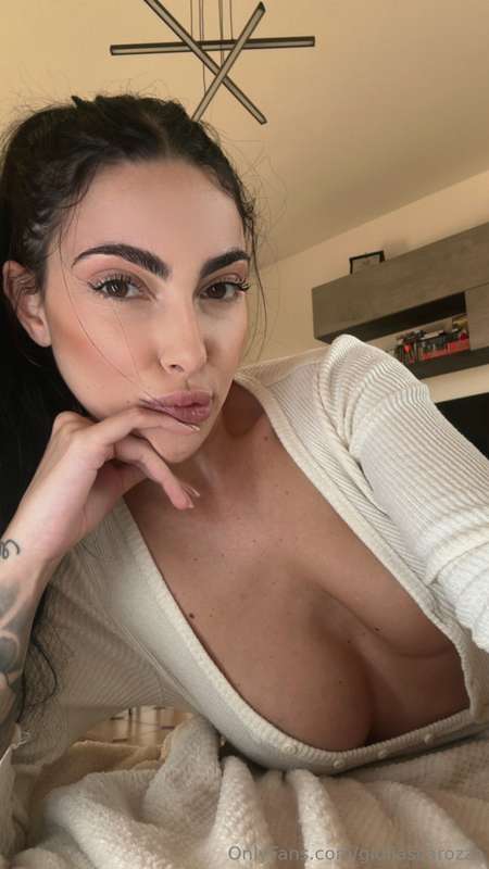 Mi sto annoiando…chi viene a giocare con me in chat?😈