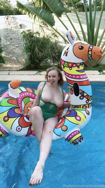 [7 pics] Wanna join my pool party? 😏 4
