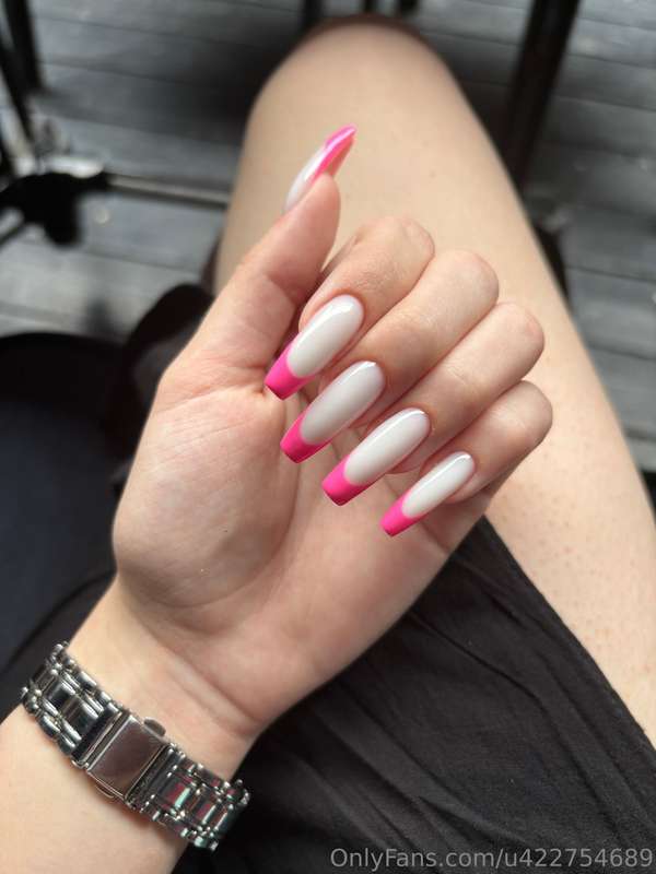 How do you like my manicure? 💋