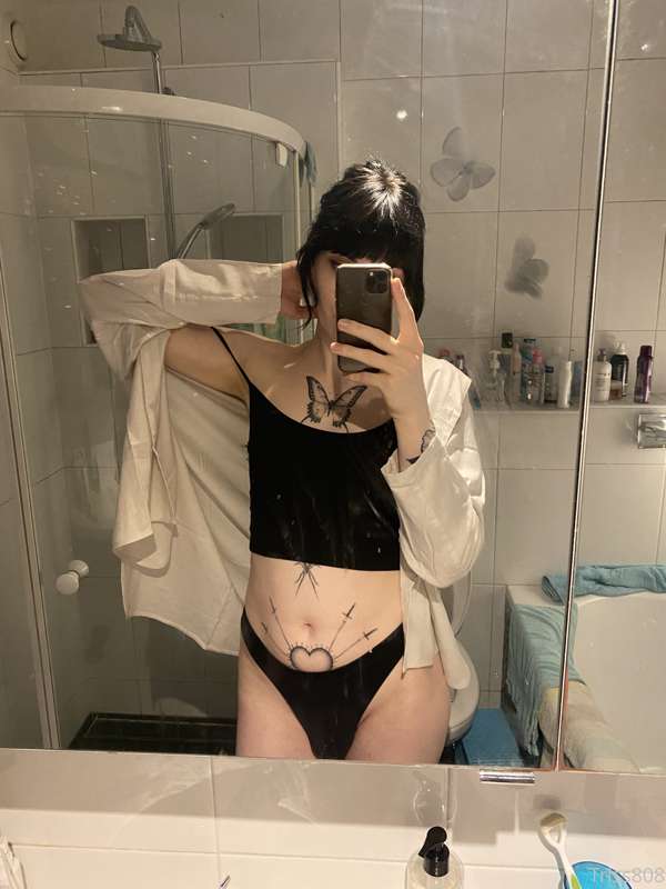Hi everyone! 🖤

I took some dumb pics in my bathroom last sa.. 2