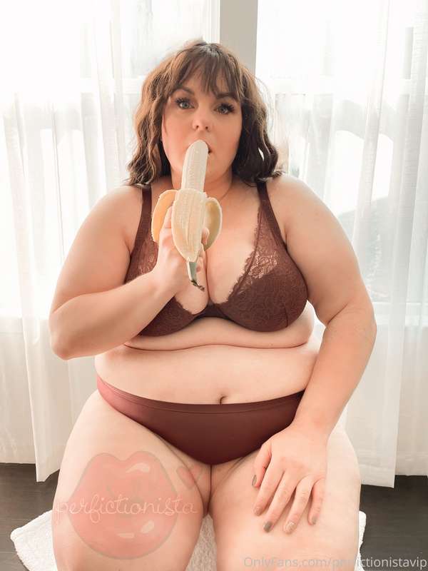 A banana a day 🍌 helps this naughty housewife to play 👅