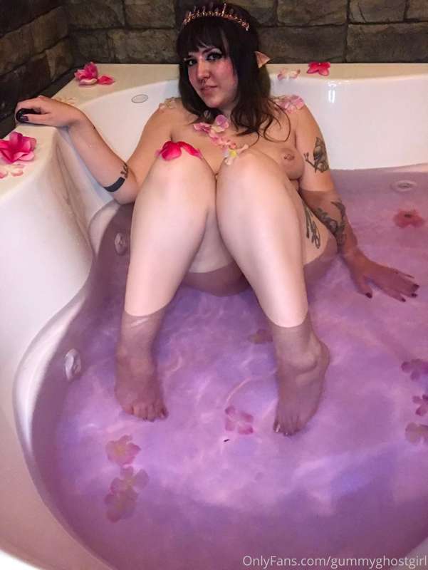 You stumbled upon an elf having a bath 🌸 16