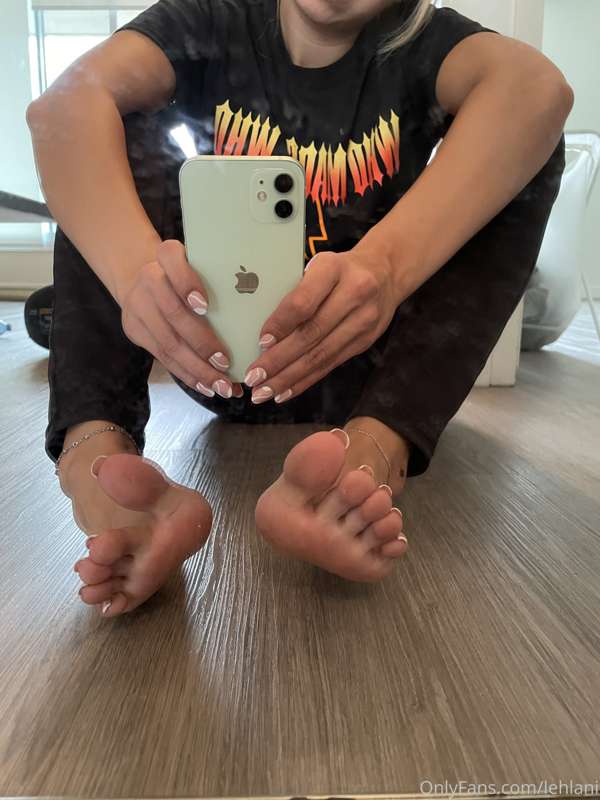 Dirty mirrors can’t stop cute feet 😜 4