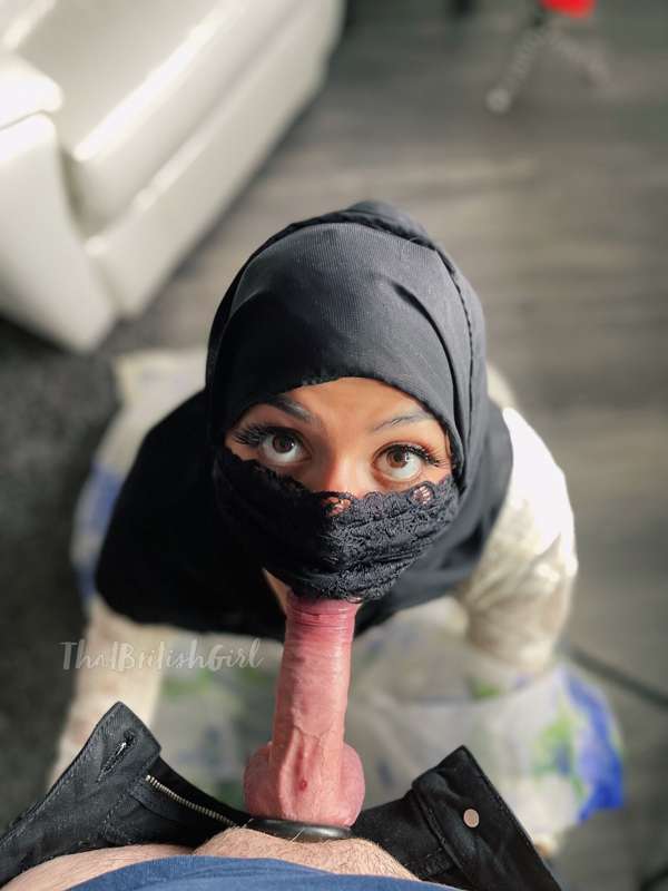Keep swiping to see the biggest load on my hijab 🥵🥵

I can’t.. 3