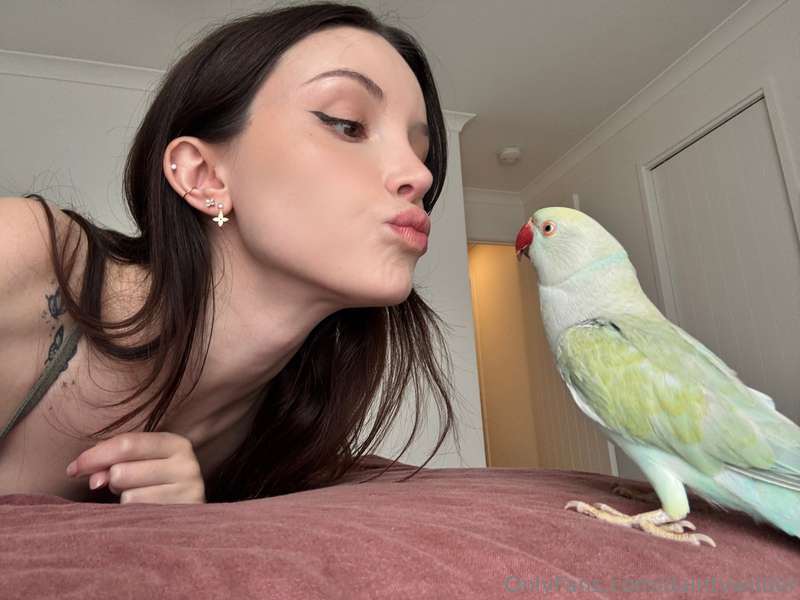 Opal’s being stingy with kisses this morning 😤 Think you can..