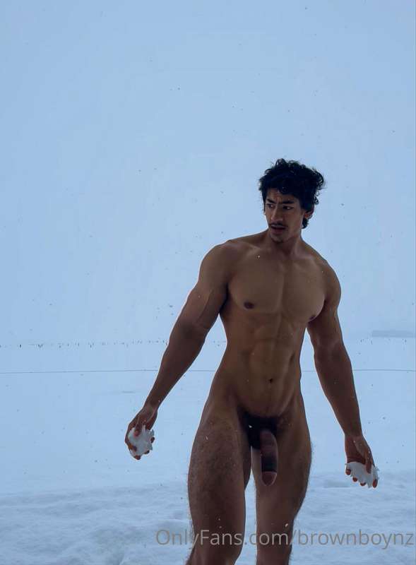 Anyone interested in snowball fight but naked ? 😜
